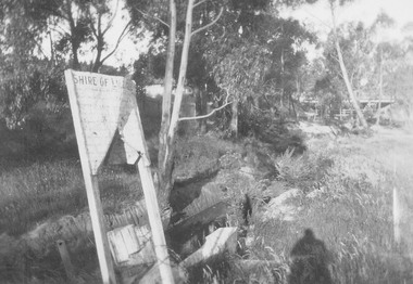Photograph, Mullum Creek looking towards Warrandyte Rd. bridge.  Showing Shire of Lillydale notice 1931