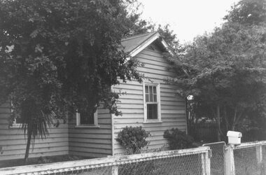 Photograph, Wantirna Rd House and external toilet near Viaduct (Station hand's house) Ringwood 1986