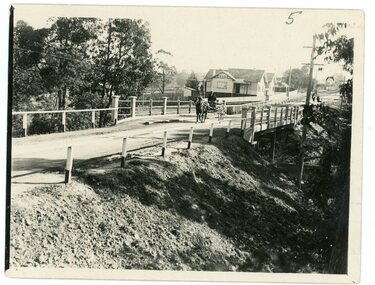 Photograph, Warrandyte Road, Ringwood, Victoria. (undated)