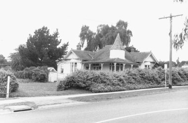 Photograph, Sole remaining house in Adelaide Street, Ringwood 1987