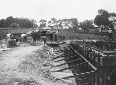 Photograph, Building the old Ringwood baths in Ringwood Street. 1934
