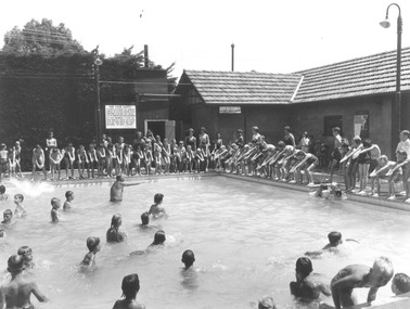 Photograph, Old Ringwood pool (Baths). Herald learn to swim class c1955/56