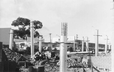 Photograph, Setting columns for first floor [Target Square], Maroondah Highway, Ringwood. 1981