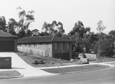 Photograph, No.90 Kubis Drive, North Ringwood 1982