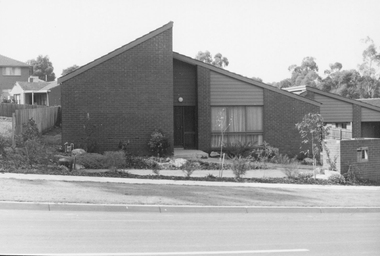 Photograph, No. 96 Kubis Drive, North Ringwood 1982