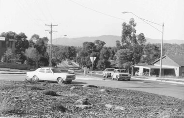 Photograph, Looking East along Oban Road from roundabout at corner of Wonga Rd 1981