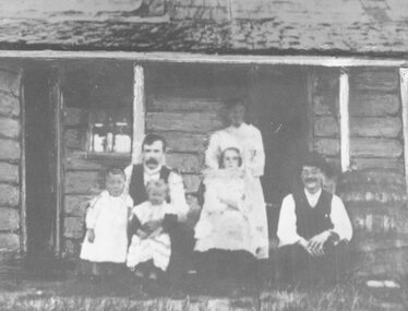 Photograph, Britten Family and home. Warrandyte Road, Ringwood. c1907