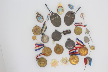 Ephemera, Badges and Coins 1939-45: 50 years of Queen Victoria's Reign; ANZAC Pins, King George and Queen Elizabeth; City of Wangaratta; etc, 1939 - 1945