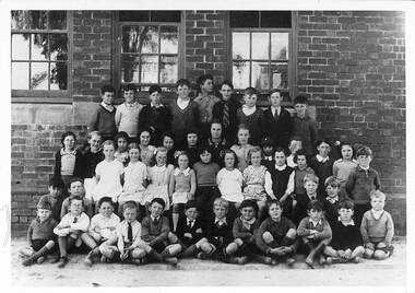 Photograph, Pump, Brian, Ringwood East School No 4180. Photograph of students with names list. Not dated, Not known