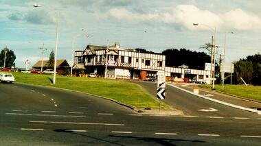 Photograph, Ringwood corner Maroondah and Mt Dandenong Road on 10Sep1989.  Daisy’s hotel viewed from Georges Road corner