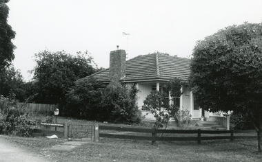 Photograph, 319 Maroondah Highway, Ringwood, corner Georges Road on 26 January 1992