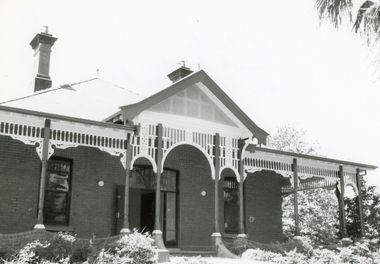 Photograph, 11th Nov 1988 – St Pauls Church House was Capt Miles home, 1988