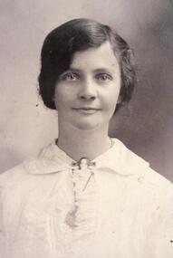 Photograph, Elsie Cutts- mother of Emma, married to J.Thomas (Refer also EM0004)