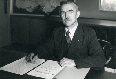 Photograph, Ringwood State School - Sir Ronald East, opened Library, 1974