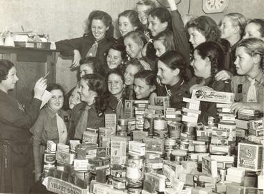 Photograph, Ruby Oke and Ringwood Guides, collecting food for soldiers overseas (Herald)