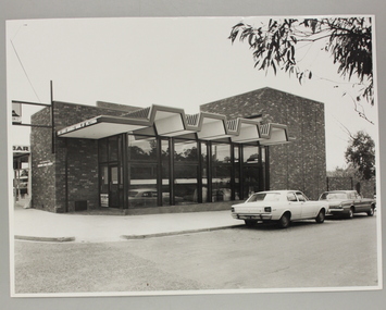 Photograph, Exterior view of Ringwood North State Bank , north-east corner of Dickson's Cresent and Warrandyte Road