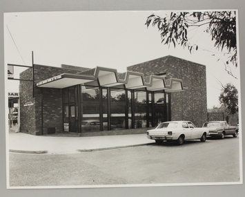 Photograph, Exterior view of Ringwood North State Bank , north-east corner of Dickson's Crescent and Warrandyte Road