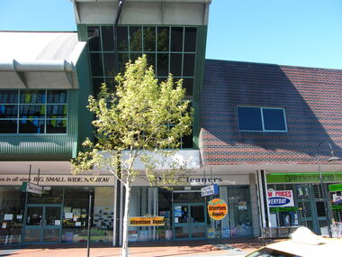 Photograph, West of entrance to Eastland, Ringwood in 2008, showing shops at Ringwood Plaza and Ringwood Library above