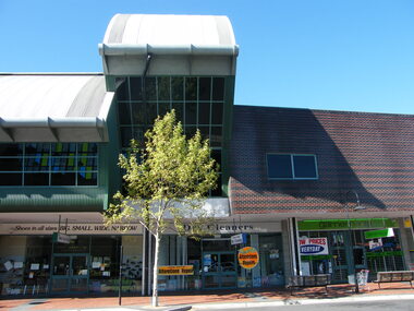 Photograph, West of entrance to Eastland, Ringwood in 2008, showing shops at Ringwood Plaza and Ringwood Library above
