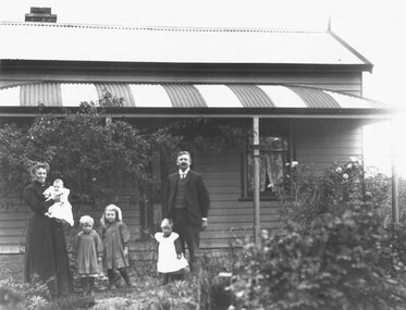 Photograph, Herman and Louisa Pump and family (Wilfred, Alma, Linda, Ella and Rita) outside family home on Canterbury Road, c.1914.  Later became site of Heathmont Uniting Church