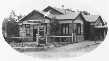 Photograph, Maroondah Highway Central, Ringwood. Mechanics Institute, c1919