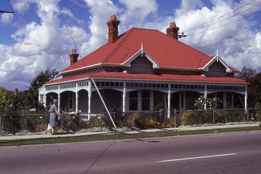 Photograph, Heritage house at 26 Wantirna Road "Lyndhurst"