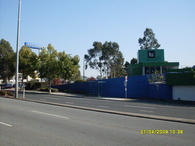 Photograph, West along Maroondah Highway, on 21 April 2009, Harris Scarfe shop at the corner of Warrandyte Road
