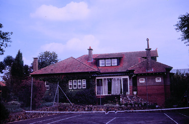 Photograph, Dr Hewitt's house and tennis court, Warrandyte Road, Ringwood, circa 1960s