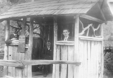 Photograph, Ringwood/Warrandyte Motor Service passenger shelter. c1915