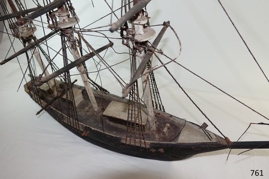 Masts and mast collars can be seen in detail. 