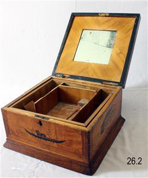 Underside of lid has a mirror. Base has a removable partitioned insert. 