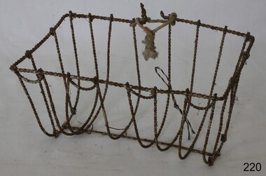 Wire frame made to support soap bar but allow it to air dry.