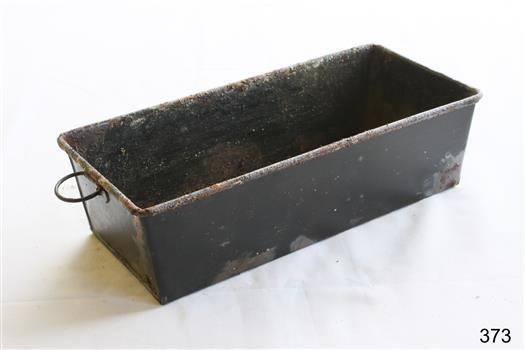Rectangular metal tin with a ring at one end