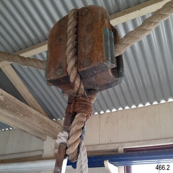 Traveller block with rope in slot, to hold the quick release slat and the breeches buoy loops