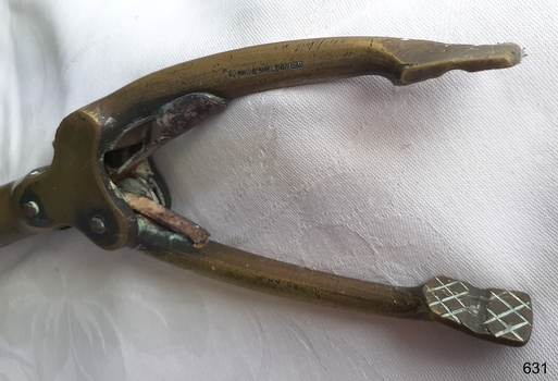 Mechanism and gripping pads are clearly shown