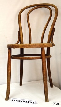 Cane chair with round back and round seat