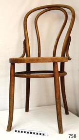 Cane chair with round back and round seat
