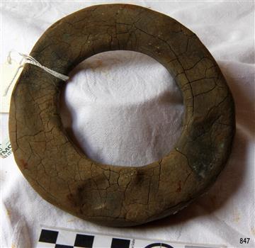 Thick brown ring, rubber, with cracks and signs of perishing