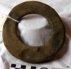 Thick brown ring, rubber, with cracks and signs of perishing