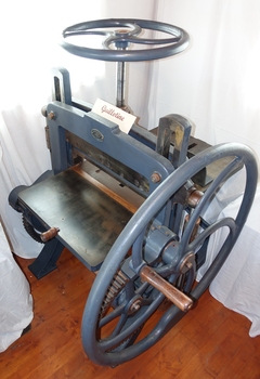 A handle is attached to the front of the bed. The top wheel is threaded at the base.