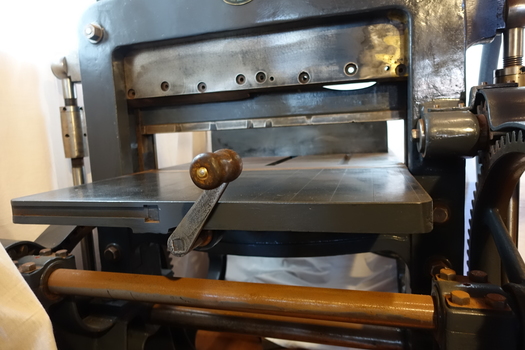 The front handle is attached to a gear below the bed