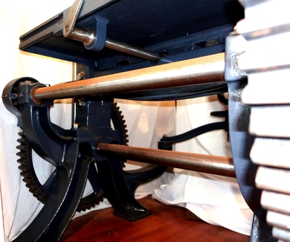 The lower axle joins the apex of the left and right pairs of legs
