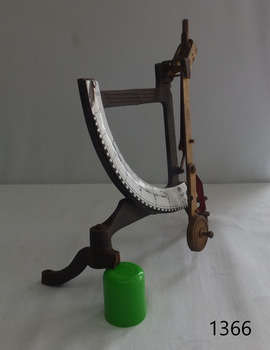Scale has an indicatingarm to point to measurement
