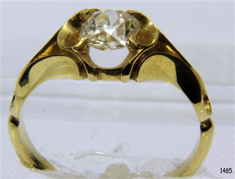 Ring standing, showing pillars between which the diamond is set