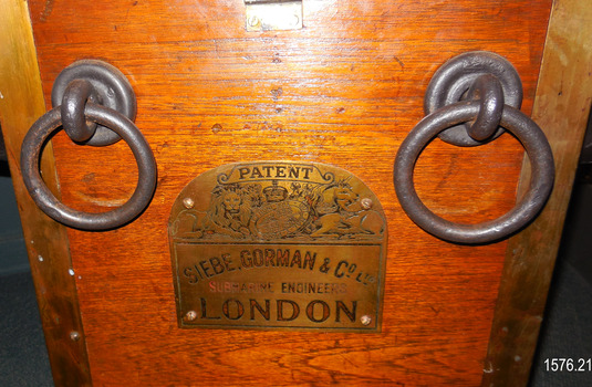Maker's plate has logo with lion, crown and horse, symbol's associated with England and London