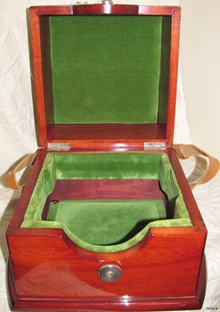 Case has green lining and is fitted to store chronometer