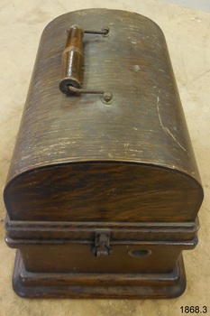 Handle on case folds, clips on sides fold upwards, the crank handle fits into the socket on the side.