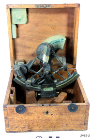 Wooden fitted box with its metal sextant 