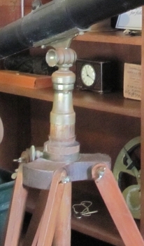 Metal fitting has an adjustable concave sleeve along the telescope's centre, and further adjustments at the pedestal