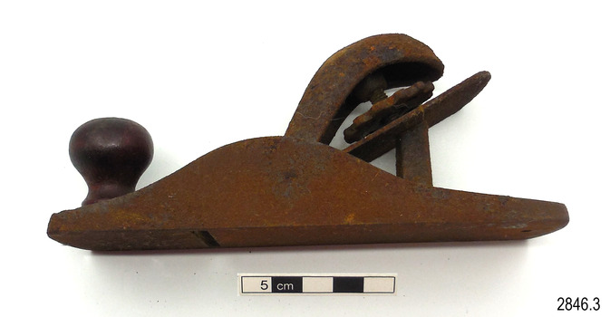 View shows the blade in place and the knob that presses and holds the blade in its position